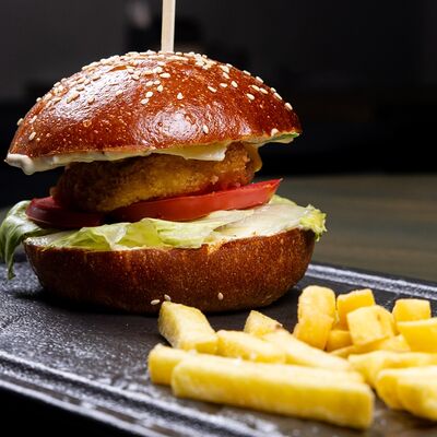 Бургер с курицей в панке для Афродиты в Лаунж бар 6/20 по цене 600 ₽