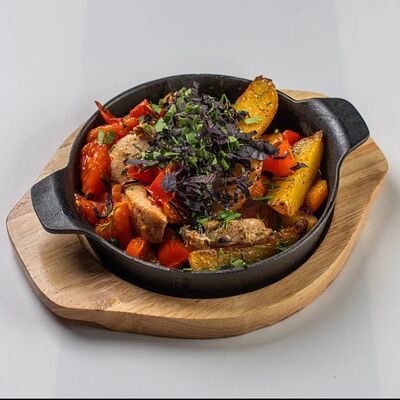 Деревенское жаркое с курицей и картофелем в Миндаль по цене 660 ₽