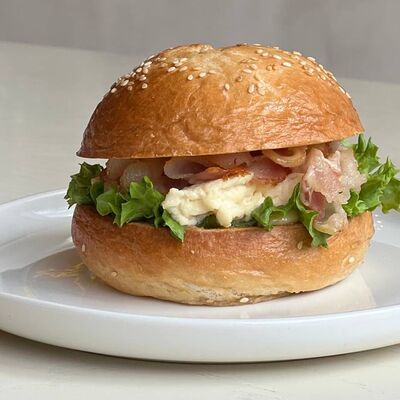 Бейгл с яйцом и беконом в Zanoza по цене 550 ₽