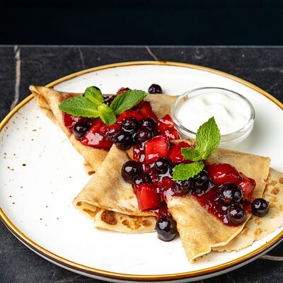 Блинчики с ягодным вареньем и сметанойв Метро Cafe по цене 539 ₽