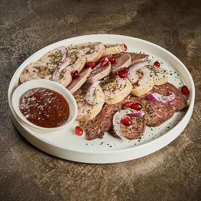 Ассорти мясных деликатесов в Гранат по цене 990 ₽