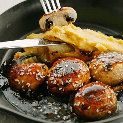 Хумус с грибами в устричном соусе в Перчини на огне по цене 270