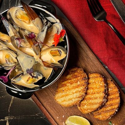 Черноморские мидии в соусе Том-ям в Kirova street по цене 620 ₽