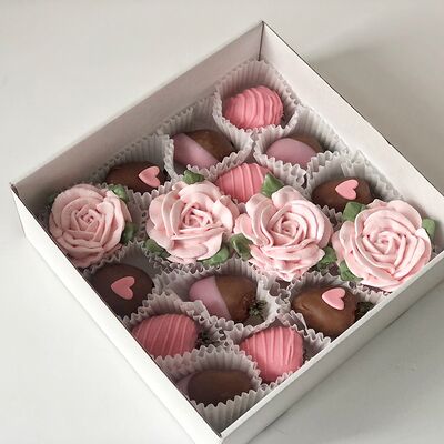 Клубника в шоколаде и зефирные розовые розы в Fujibox по цене 3600 ₽