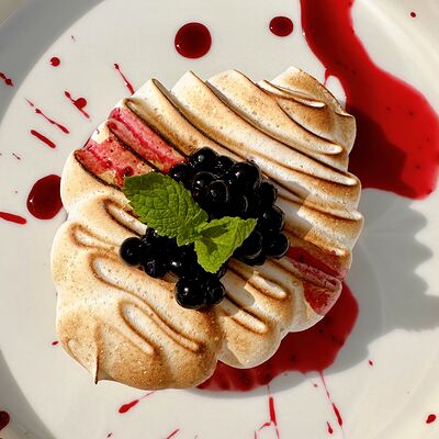 Меренга с творогом и черникой в сиропе в Кафе Театральное по цене 195 ₽