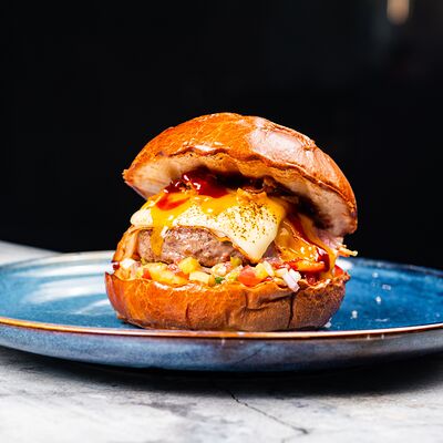 Бургер с манго и томатами в Newbar по цене 620 ₽