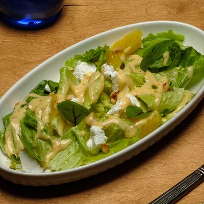 Салат с козьим сыром и апельсиновым дрессингом в Сидрерия Три стакана по цене 630 ₽