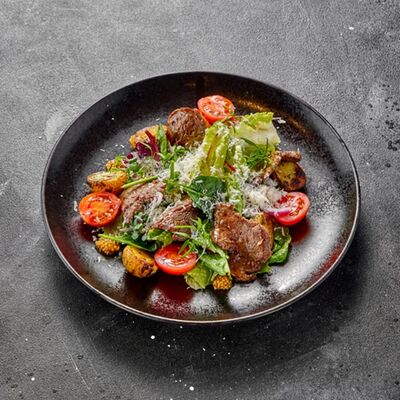 Теплый салат с говядиной в Британника по цене 798 ₽