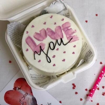 Бенто-торт Love you в Кондитерский дом Медовый по цене 1845 ₽