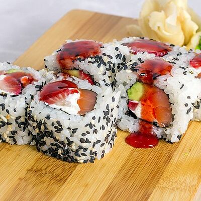 Ролл с лососем и клубникой в Луиджи & Тосё по цене 469