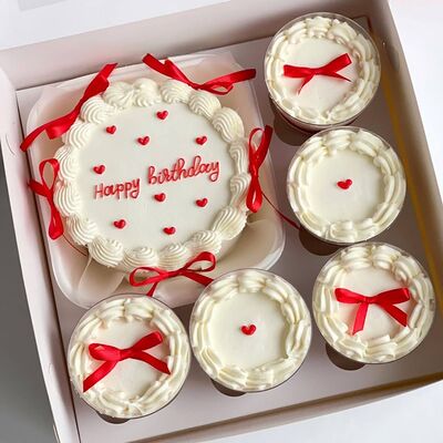 Набор бенто-торт и 5 cake to go, трайфлы Hhappy birthday с бантиками в Elian Сhocolate по цене 4800 ₽