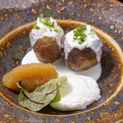 Запечённый картофель со щучьей икрой и яйцом пашот в Роял Раки by Angela по цене 980 ₽