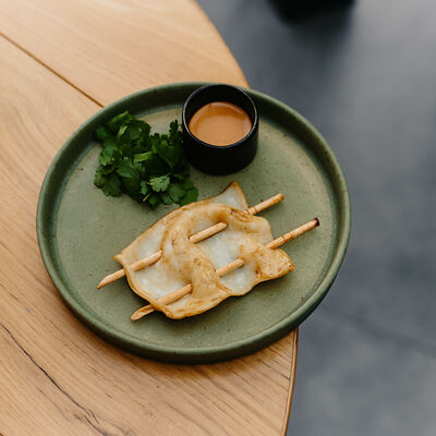 Кушияки из кальмара с соусом Спайси-Кунг в Джимми Чу по цене 520 ₽