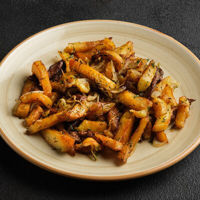 Картофель, жаренный с луком и говядиной в Де'рибас по цене 790 ₽