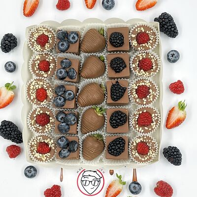 Шоколадное ассорти в Мир клубники в шоколаде по цене 3500 ₽