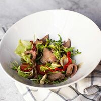 Фитнес-салат с ростбифом в Traveler`s coffee