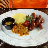 Колбаски говяжьи с картофельным пюре в Ребрабар