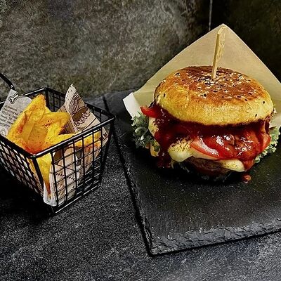 Куриный бургер с картошкой фри в Пито-Грильто по цене 800 ₽