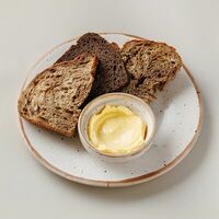 Домашний хлеб со сливочным маслом в Buana cafe