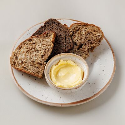 Домашний хлеб со сливочным маслом в Buana cafe по цене 380 ₽