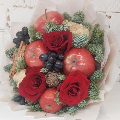 Зимний букет с яблоком, пряностями и елью в Buketonline - Съедобные букеты и клубника в шоколаде по цене 3850 ₽
