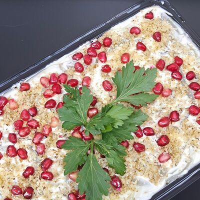 Салат из куриного филе с гранатом в Кухня без границ по цене 1350 ₽