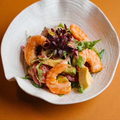 Салат с припущенными в белом вине креветками, авокадо, розовыми помидорами и соусом айоли-кимчи в Круча по цене 1350 ₽