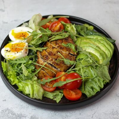 Завтрак с индейкой и сезонными овощами в MON PARIS по цене 640 ₽