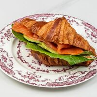 Круассан с лососемв Date