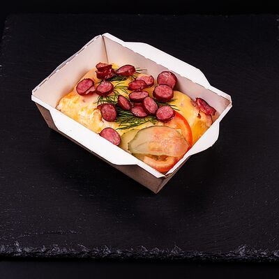 Омлет с охотничьими колбасками в Кофе блин по цене 269 ₽