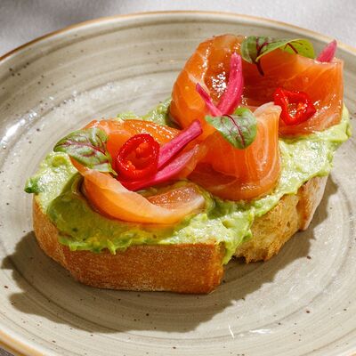 Брускетта с лососем и гуакомолье в Чайхана Пахвала по цене 550 ₽