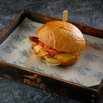 Бургер с куриным филе и сыром чеддер в Frank by Баста по цене 680 ₽
