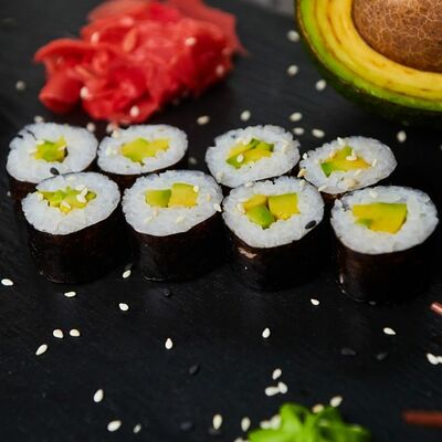 Классические роллы с авокадо и кунжутом в Тайфун по цене 139