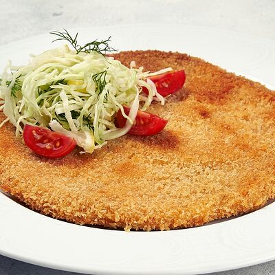 Куриный шницель с салатом из капусты и соусом каррив Cutlet by El Gauchito по цене 1100 ₽