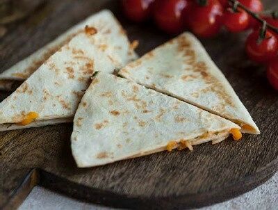 Кесадилья с курицей в Панда Бистро по цене 389 ₽