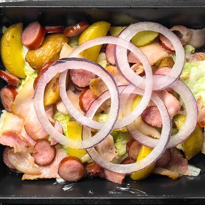 Теплый салат с бюргерскими колбасками в Крылья по цене 490 ₽