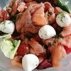 Салат с серебряным лососем и сыром моцарелла в Вкусснов по цене 640
