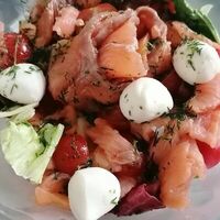 Салат с серебряным лососем и сыром моцарелла в Вкусснов
