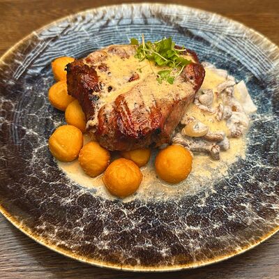 Свиная шея с жареными грибами и мини-картофелем в Houdini по цене 36 р.