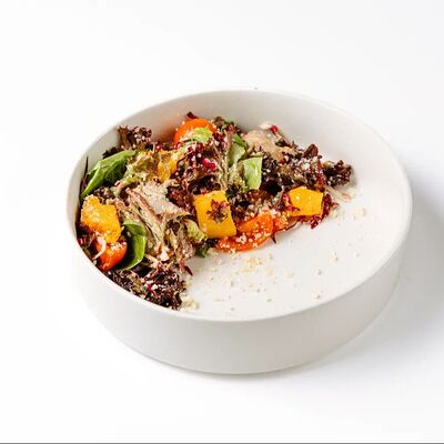 Салат с подкопченной уткой и ароматной тыквой в Mukka по цене 708 ₽