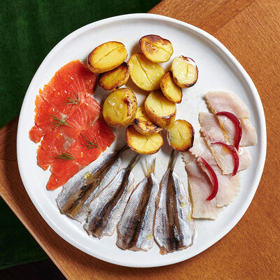 Енисейские хариус и тугун малой соли с кижучем, мини-картофелем и маринованным красным луком в Булгаков по цене 940 ₽