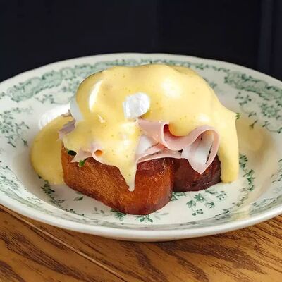 Яйцо Бенедикт с мортаделлой в Мона по цене 900 ₽