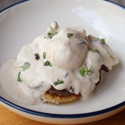 Бифштекс с драником и яйцом пашот в Cream Soda по цене 890 ₽