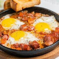 Шакшука с венскими сосисками в Та самая на Хмельницкого