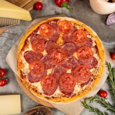 Пицца с салями на тонком тесте в Хомячок по цене 830 ₽