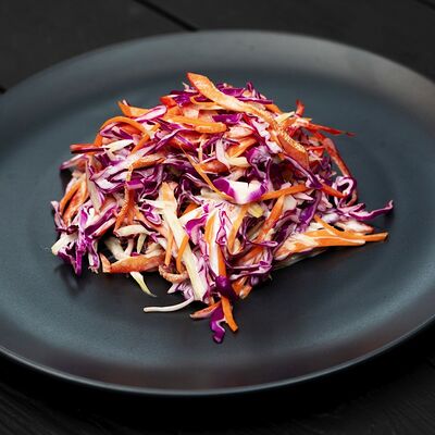 Салат коул слоу в УГОЛЬ&МЯСО по цене 370 ₽