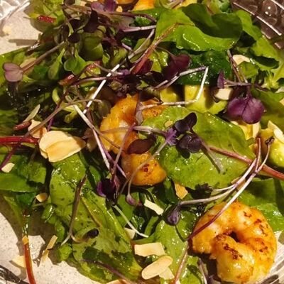 Зеленый салат с креветками в El Asador по цене 1390 ₽