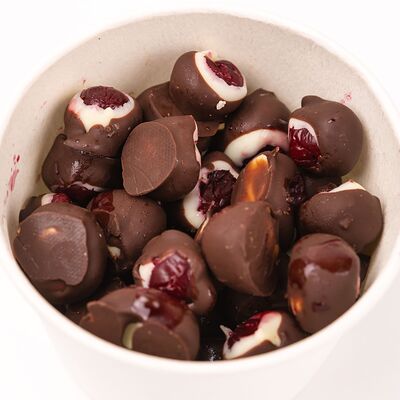 Свежемороженая вишня в белом и темном шоколаде в Клубникисс по цене 1090 ₽