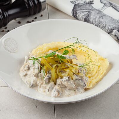 Бефстроганов с пюре и соленым огурчиком в Вэллей кафе по цене 880 ₽