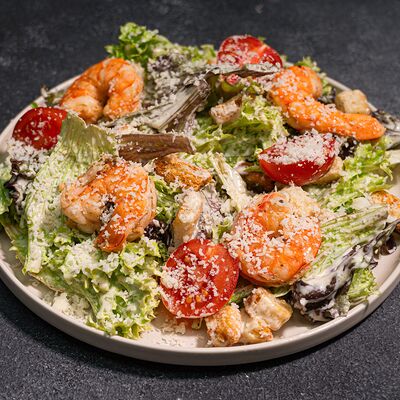 Салат Цезарь с креветкамив 4 СЫРА по цене 700 ₽